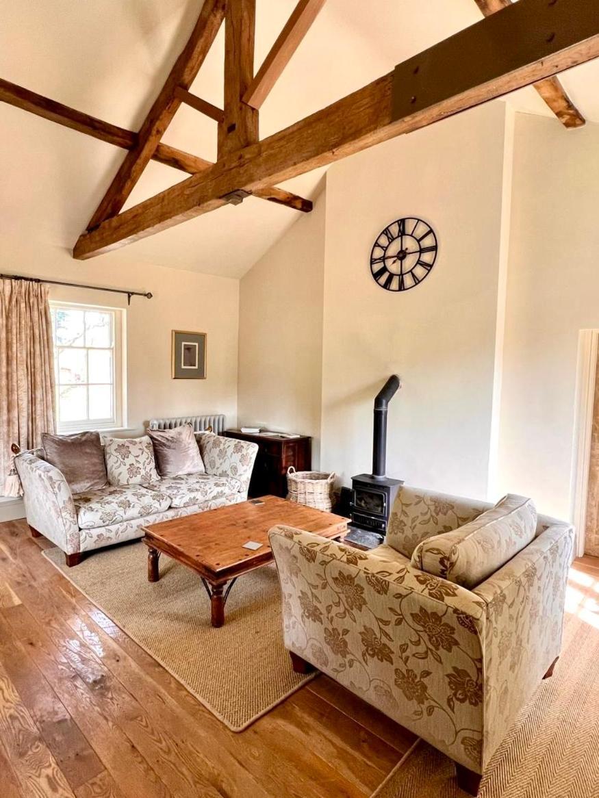 Apartment At Llanerchydol Hall 웰시풀 외부 사진