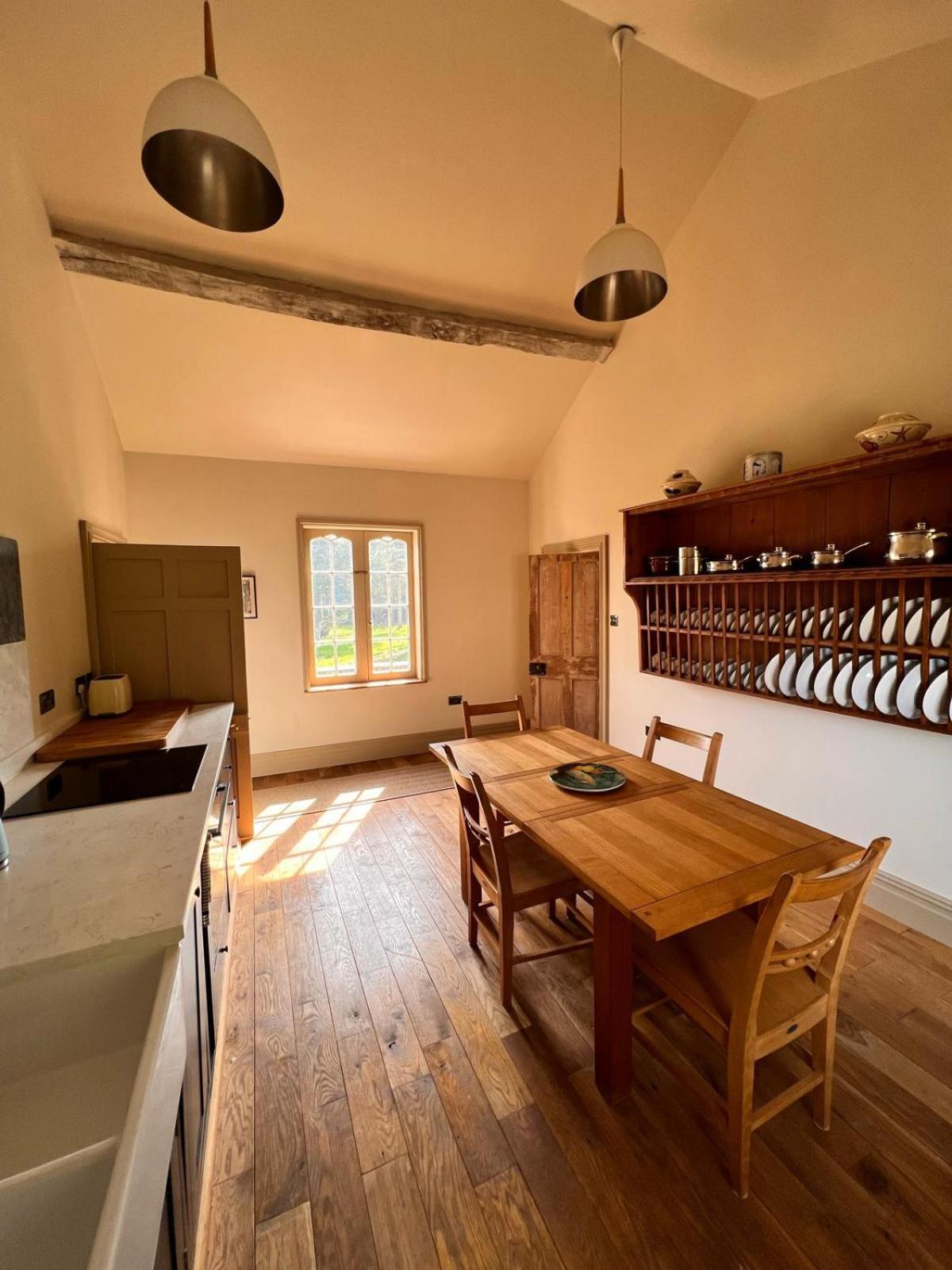 Apartment At Llanerchydol Hall 웰시풀 외부 사진